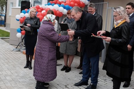 Игорь Васильев вручил ключи от новых квартир жителям Красной Поляны