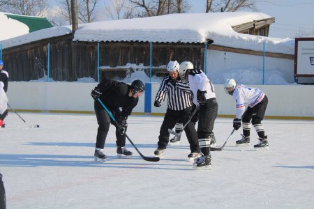 Свечинские хоккеисты встретили 23 февраля на льду.