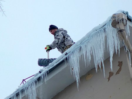 Александр Соколов поручил взять на жёсткий контроль расчистку крыш от снега