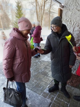 В день праздничный волонтеры Свечи у здания ЦКиД пгт Свеча, встречали гостей и вручали женщинам цветы и открытки сделаные своими руками.