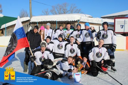 Сегодня на Свечинской ледовой коробке, на районном турнире по хоккею с шайбой памяти С.Е.Федулова, встретились четыре команды.
