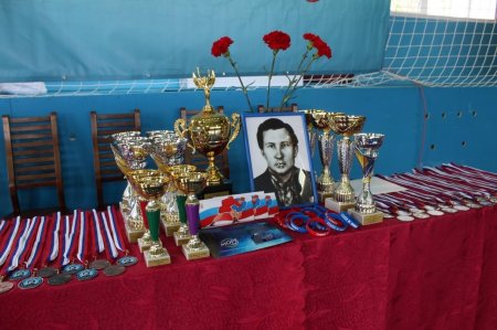 Вот уже пятнадцать лет подряд в нашем посёлке проходит региональный турнир по самбо среди юношей и девушек памяти первого тренера Свечинского района Баранова В.Н.