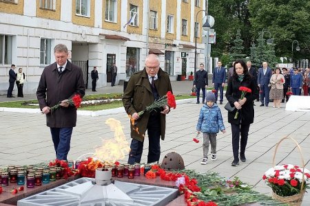 Александр Соколов возложил цветы к памятнику воинам-кировчанам у Вечного огня.