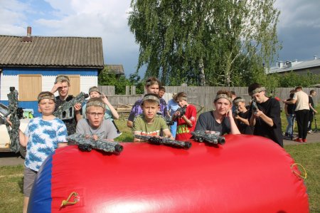 В рамках празднования Дня поселка, впервые в Свече, мы решили провести тактическую игру Лазертаг на открытом воздухе.